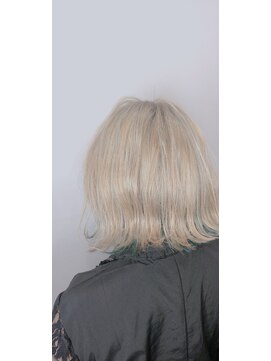 モードケイズ 阿倍野店(MODE K’s) ホワイト系カラー×インナーカラーブルー