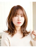 躍動感と立体感が女っぽいこなれミディ