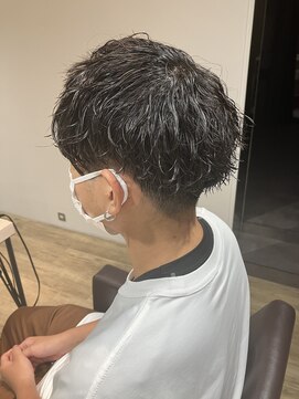 エヌプラス(N+) 刈り上げセンターパートサーフカールブルーブラッフェザーパーマ