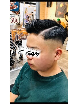 アルファベットシーガム(C gam) これはビシッとLINE入れてスキンフェードですよね。