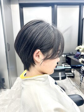 メモリーズ 表参道(Memories) 40代50代60代耳かけショート前髪なしハンサムショート白髪ぼかし