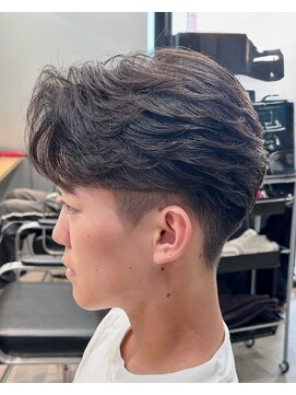 トゥイン 八王子(TWIN) メンズ刈り上げセンターパートフェザーパーマブルーブラック