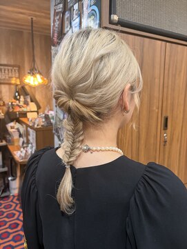 カフェアンドヘアサロン リバーブ(cafe&hair salon re:verb) くるりんぱ+フィッシュボーン