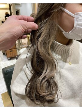 アクト(ACT) ミルクティーグレージュ インナーカラー ウェーブ巻