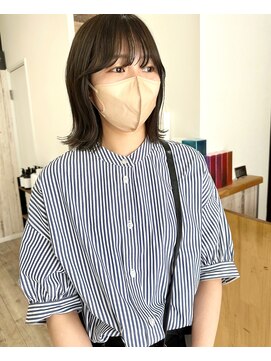 アトレ(attrait) ＊肩についてハネるミディアムヘア オリーブグレージュ 天王寺