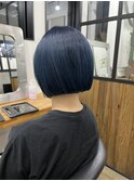 切りっぱなしボブ×ネイビーカラー