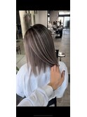レイヤーボブハイライトブリーチレイヤーハイトーングレージュ