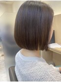  毛先は自然に内側に丸まってるボブスタイル