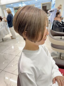 アッシュ 下北沢店(Ash) 白髪ぼかしハイライトの前下がりショート