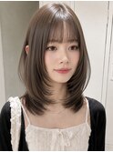 くすみグレージュ×やわらかミディアムレイヤー