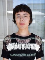 オーオ シカシカ(OOO YY)&nbsp;ベリーショートから伸ばした眉上バングの個性派メンズボブ