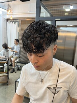 カノア(kanah) スペインカールスパイラルパーマフェードカットバーバーヘア