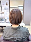 ベージュブラウンカラー/顔周りレイヤーのボブスタイル