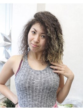 ラウレア(Laule'a) 外国人風ハードパーマスタイル