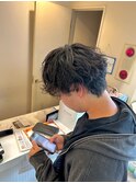 色気と軽やかさが魅力。大人のニュアンスパーマ