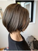 アッシュグレージュで作る丸みショート