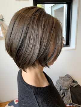 エシレ(esille.) アッシュグレージュで作る丸みショート