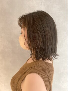 アイディール 心斎橋店(:ideal) 20代30代40代☆重めバングで動きを作る、外ハネ切りっぱなしボブ