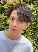 S字のカールが人気のセンターパート×波巻きスパイラルパーマ