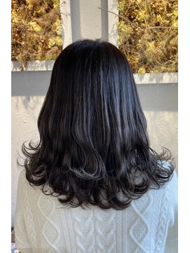 フロール(florun) 鎖骨下のレイヤーカット×ハイライト×ネイビーグレー