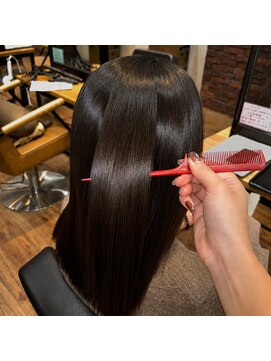 シキオリ(SHIKIORI) ストレートエステで、毛先までまとまるツヤ髪へ◎