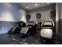 トッカ ヘアアンドトリートメント 難波店の雰囲気（フルフラットのシャンプー台で癒しのひと時をお過ごしください♪）