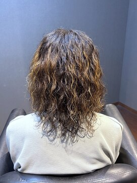 ビーダンディー(Bee dandy) ビジネスマンバン ツイストスパイラルパーマ ハイライトカラー