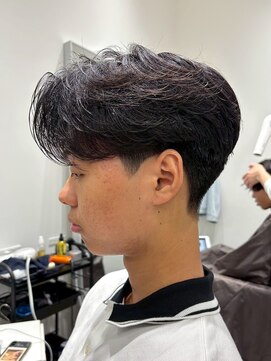 カルム(kalm) 毛流れセンターパートニュアンスパーマカルマヘアメンズパーマ