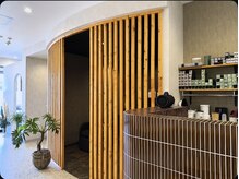 ベース(BASE)の雰囲気(木のぬくもりで明るく開放的な店内でゆったりお過ごしください。)