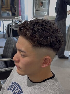グルーマーズクレッジ 渋谷店(GROOMER/S CREDGE) men's/メンズ/刈り上げセンターパート/フェザーパーマ/渋谷