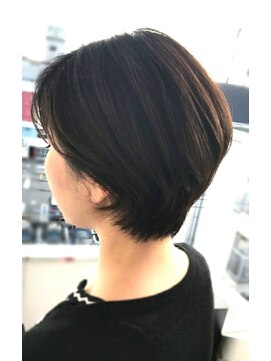 マカナ(makana) 耳かけくびれショート#伸ばしかけ#前下がりボブ