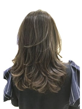 アルム(arum) 軽やかに揺れる大人レイヤースタイル、ロング。