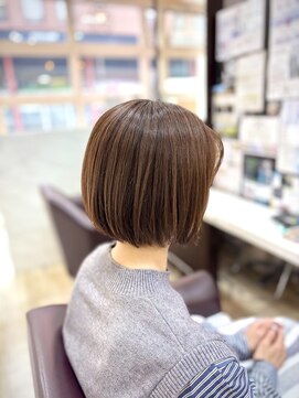 トレセッテ(tre sette) ナチュラルウォームブラウン/丸みショートボブスタイル