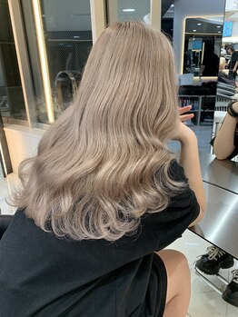 ラピス 大阪アメ村店(Lapis)の写真/【当日予約OK！】どんなスタイルも幅広く対応♪トレンドに敏感なスタイリストが貴方に最適なstyleを提案◎