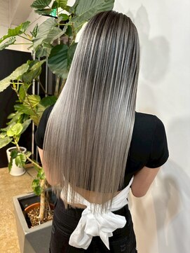 メリー オオサカ(Merly Osaka) contrast gray balayage