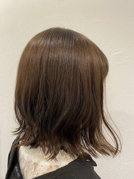 タエビスアリッサム(Taebis Alyssum) プラチナベージュ外ハネミディ