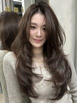 ユニ 原宿(uni)&nbsp;韓国ヘアレイヤーカットブリーチなしグレージュ前髪カット原宿