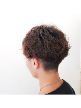 ネイロ(NE/LO) メンズスパイラルパーマ×刈り上げスタイル
