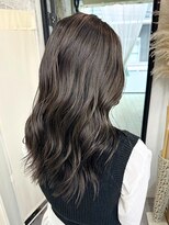 リア(riah)&nbsp;透明感フォギーグレージュ/艶髪/くびれウェーブ/ダークカラー