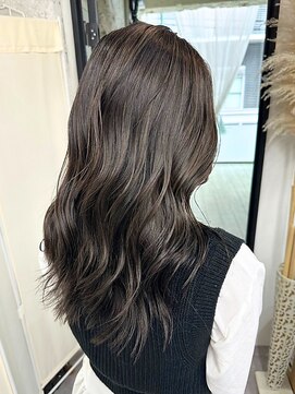 リア(riah) 透明感フォギーグレージュ/艶髪/くびれウェーブ/ダークカラー