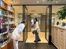 笑顔でお見送り♪またのご来店を心よりお待ちしております。