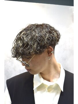 ワールドシップコウベ(WORLD SHIP KOBE) 波巻きパーマ メッシュ ハイライト