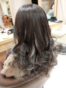 ヘアサロンアンドヘアメイクディー(hair salon hair make D) 仙台D ロングヘア×グラデーションスライス×グレイカラーstyle
