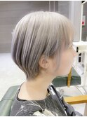 前下がりショートボブ/ハンサムショート/耳掛けグレージュカラー