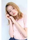 透明感のあるベージュで明るく華やかな雰囲気に