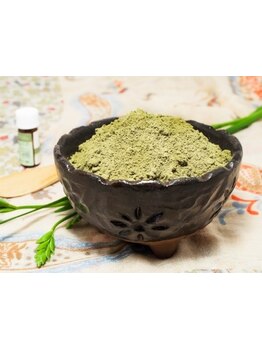 髪や頭皮に優しい天然のヘナを使用◎低刺激・低ダメージで、地肌が弱い方や髪にお悩みのある方におすすめ！