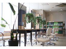 ラメール イオン能代店(La Melu)の雰囲気（光の差し込む、白を基調とした清潔感のあるサロンです。）