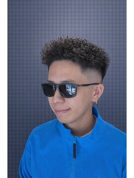 ワンワンオー バーバーショップ 長浜店(@110 BARBER SHOP) ブッタパーマ×スキンフェードで魅せる、最新ストリートスタイル