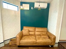 ヘアーサロン クレフ(Hair salon CLEF)の雰囲気（ふかふかソファがある待合いスペース☆）