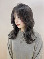 リタ(Lita)&nbsp;レイヤーカット/くびれカット/ミディアム/ラフ/流れる顔まわり